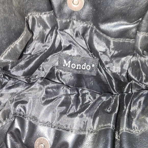 Elegant Black Crossbody Bag with Textured Accents - Picture 2 of 3